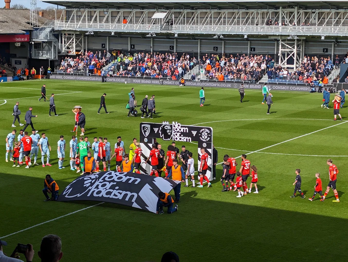 SMART GROUP- Kenilworth Road Stadium: History, Stand Structure, Capacity and Sports Facility Insights SMART GROUP- Kenilworth Road Stadium: History, Stand Structure, Capacity and Sports Facility Insights
